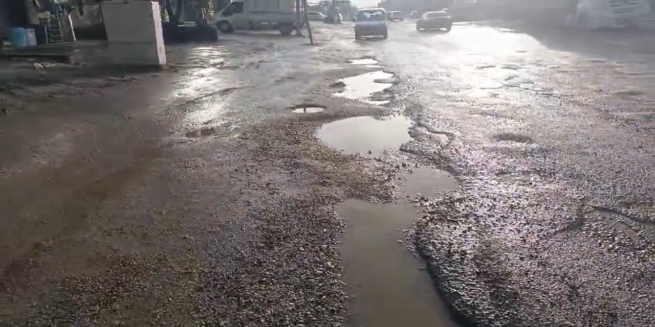 Diyarbakır’da bozulan yollar sürücülere zor anlar yaşatıyor