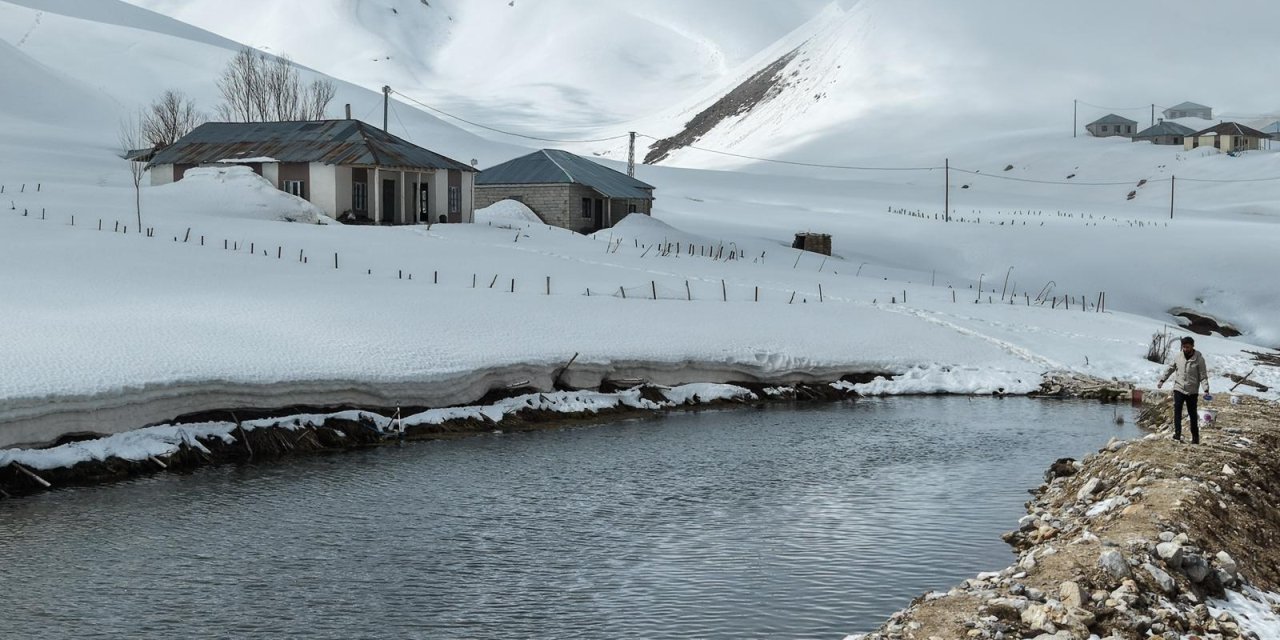 Karla kaplı yaylada balık besliyor