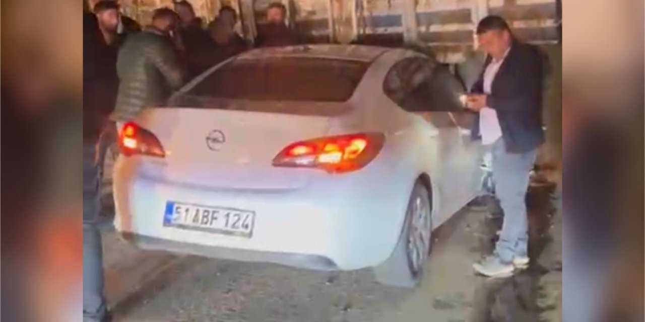 Yüksekova’da otomobil tırın altına girdi: 2 yaralı