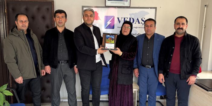 Şemdinli'de muhtarlardan Vedaş'a plaketli teşekkür
