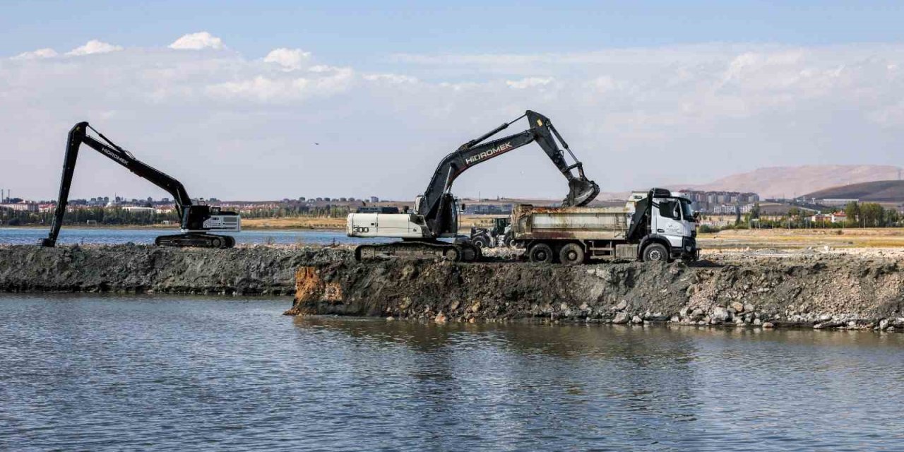 Van Gölü’nden 2 milyon 86 bin metreküp dip çamuru çıkarıldı