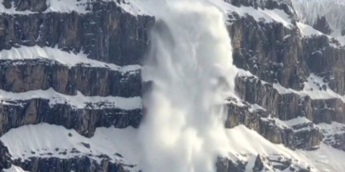 Uludere'de kar şelalesi mest etti