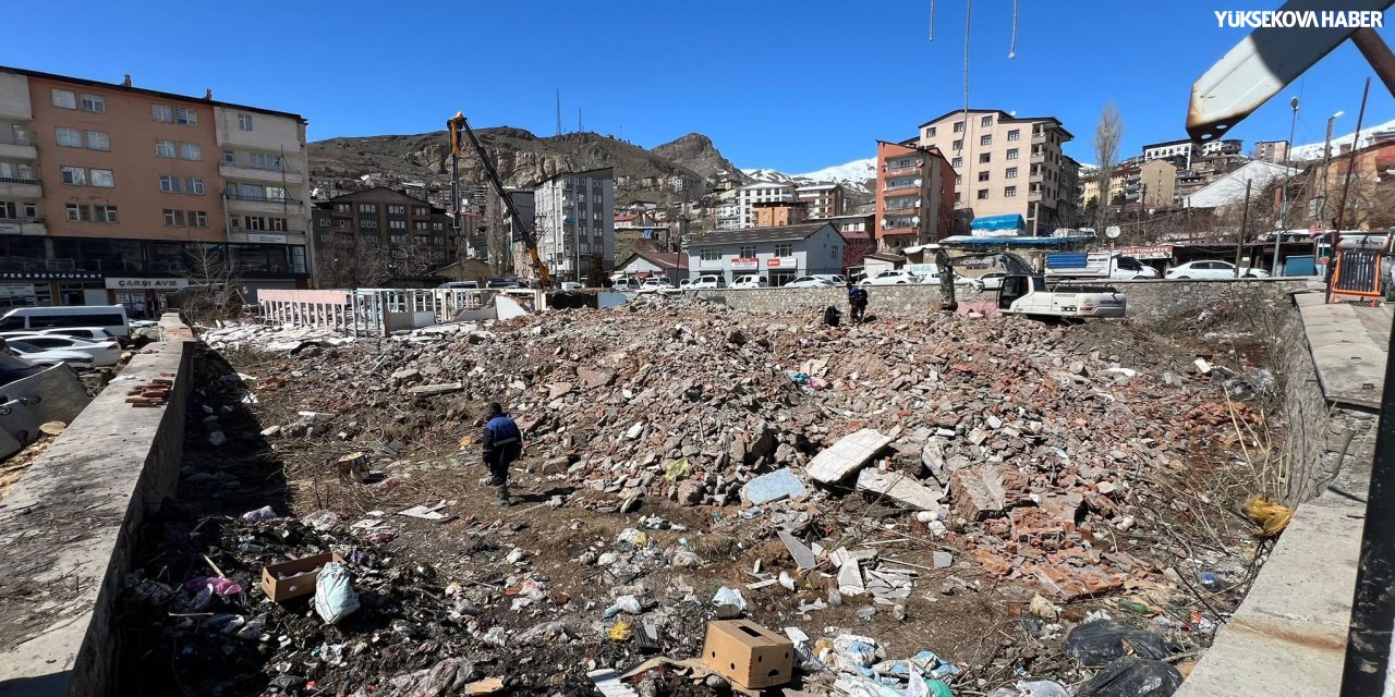 Hakkari’de 50 yıllık belediye binası yıkıldı