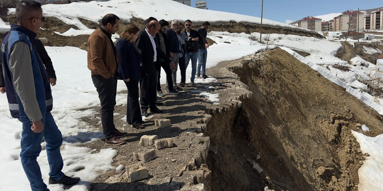 Yüksekova’da toprak kayması yol ve kanalizasyona zarar verdi