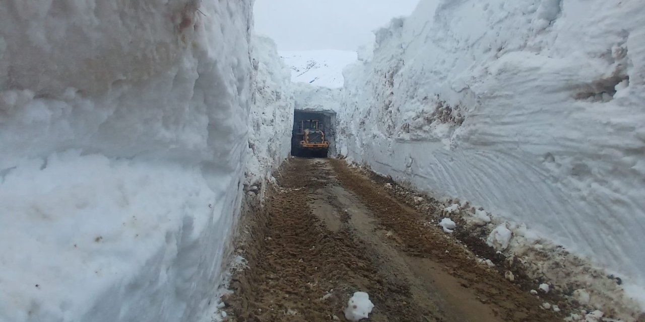 Nisan ayında 4 metrelik kar tünellerinde çalışma