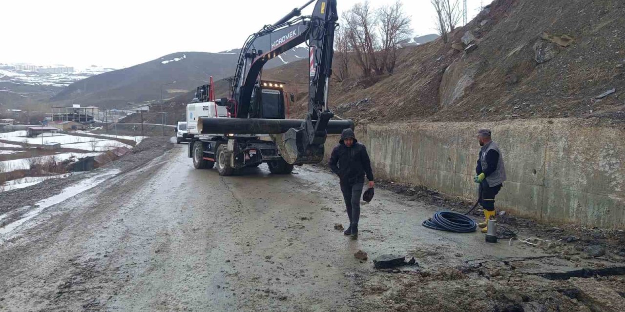 Toprak kayması su hattını vurdu