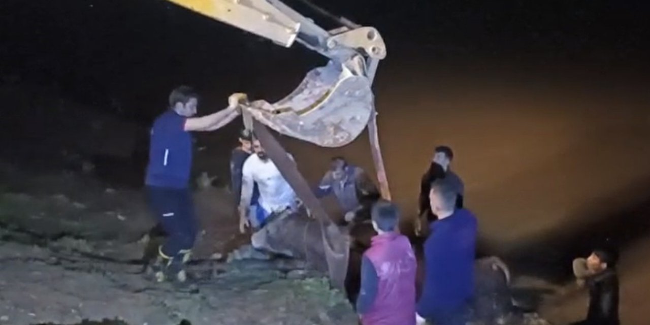 Dicle Nehri’ne düşen ineği itfaiye iş makinesiyle kurtardı