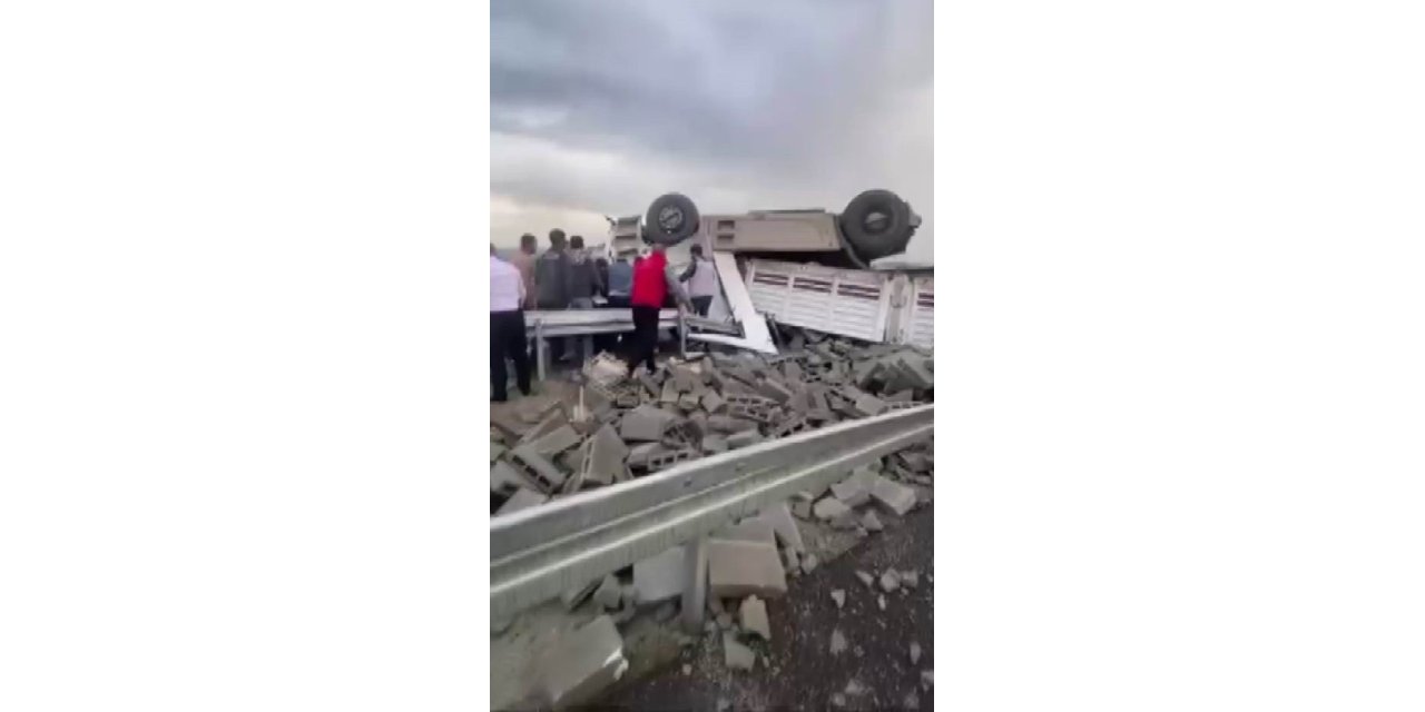 Diyarbakır’da briket yüklü tır yan yattı: 1 yaralı