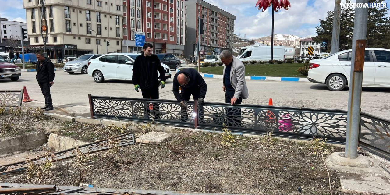 Yüksekova’da kar sonrası hasar gören orta refüjler onarılıyor