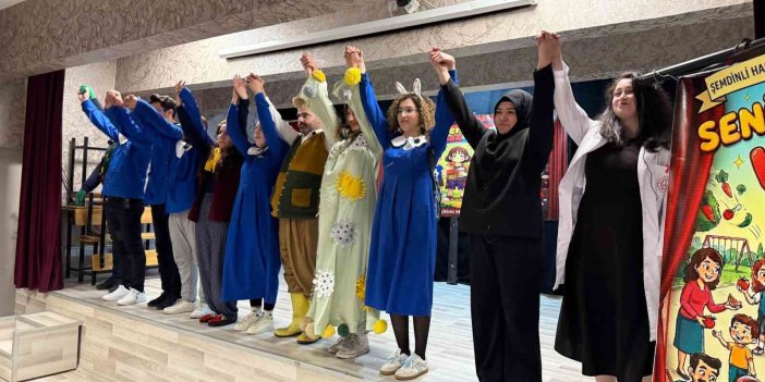 Şemdinli'de "Seni Yaramaz Virüs" tiyatro oyunu sahnelendi