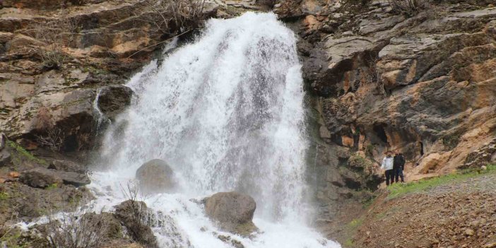Çukurca'daki Beyaz Su Şelalesi ilgi odağı oldu