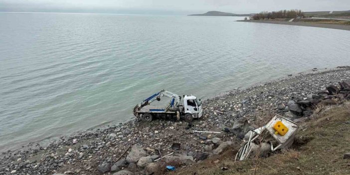 Van'da VASKİ’ye ait vinç kaza yaptı: 1 yaralı