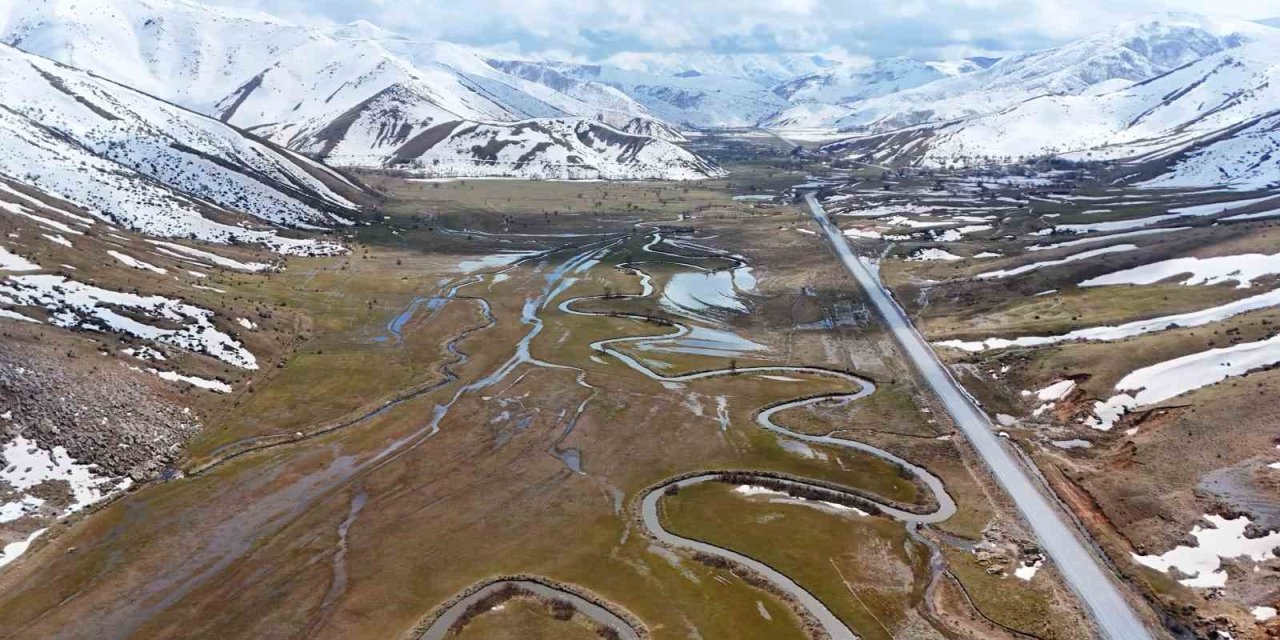 Güzeldere menderesleri baharla birlikte yeniden canlandı