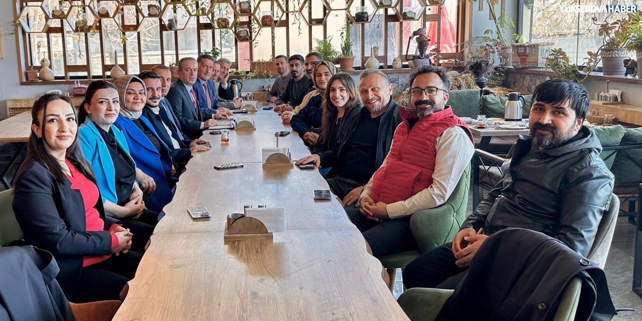 AK Parti il ve ilçe teşkilatı, Yüksekova’da gazetecilerle bir araya geldi