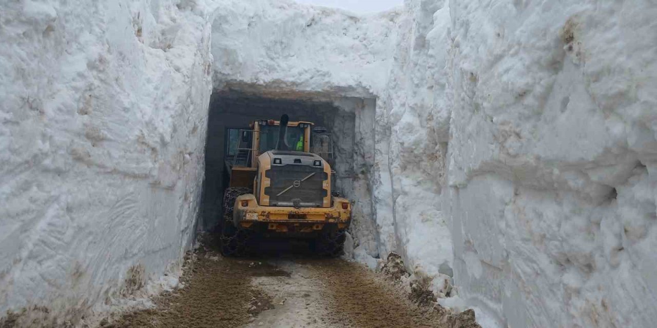 Nisan ayında 6 metreyi bulan karda yol açma çalışması