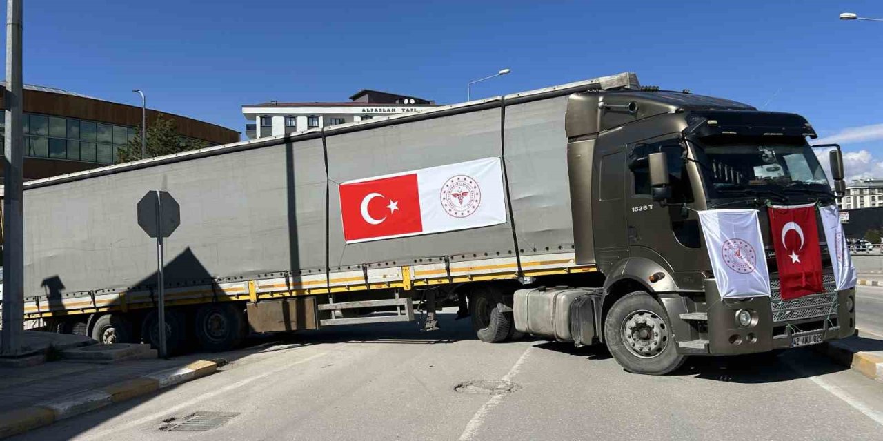 Van’dan İran'a 3 yardım tırı gönderildi