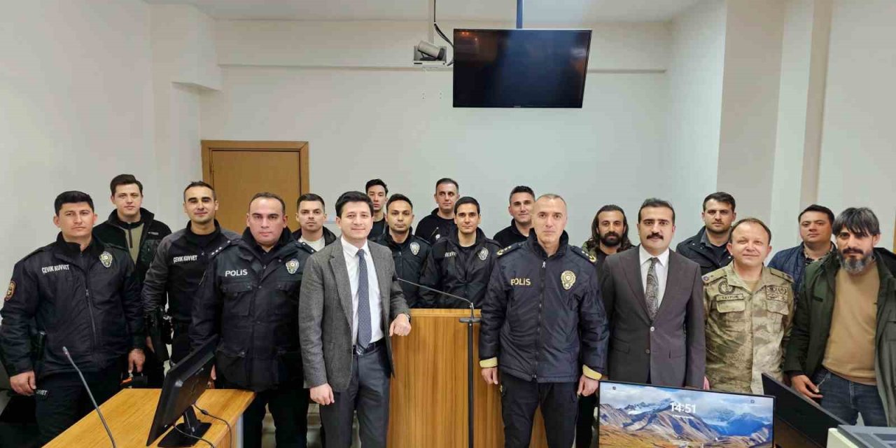 Tatvan Adliyesi’nde polislere sürpriz kutlama