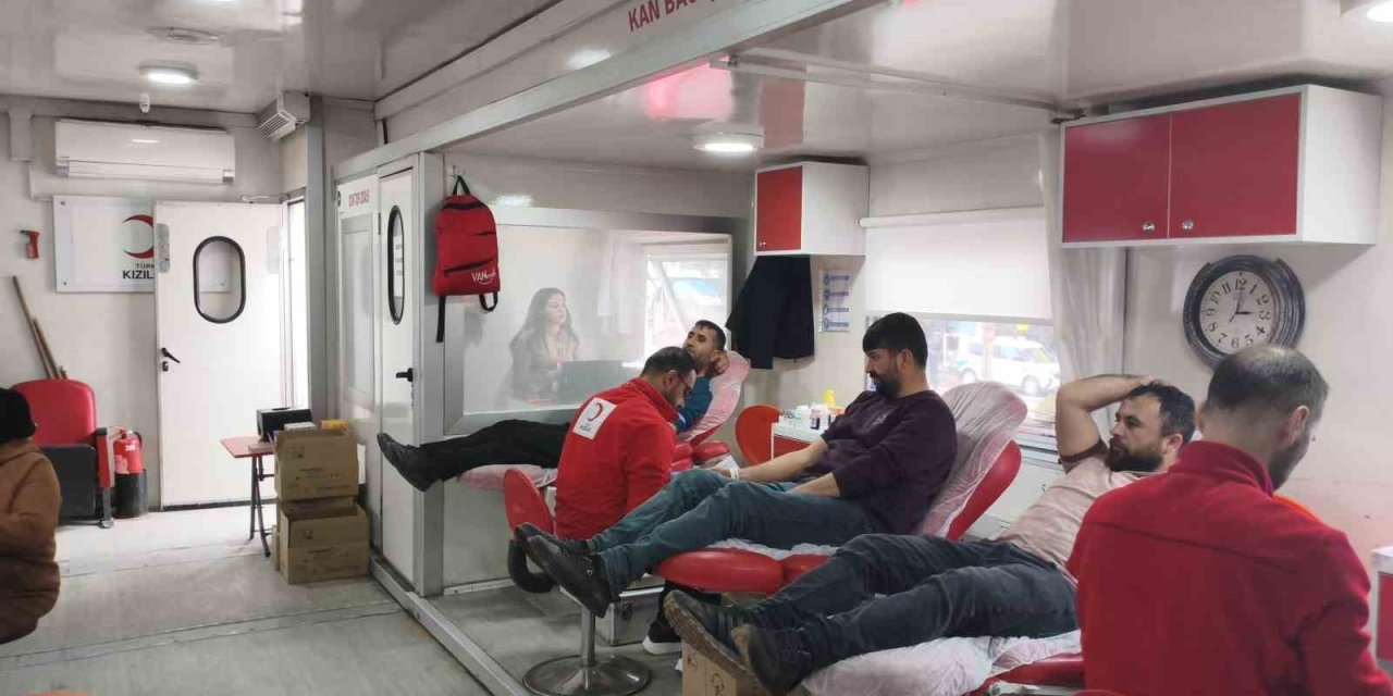 Kızılay’ın Ahlat’taki kan bağışına vatandaşlardan ilgi