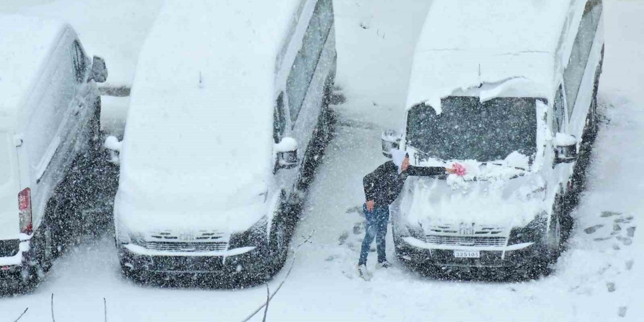 Bitlis’te kar sürprizi: Nisan ayında kent beyaza büründü