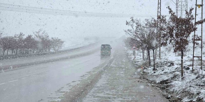 Van’da 11 yerleşim yerinin yolu ulaşıma kapandı