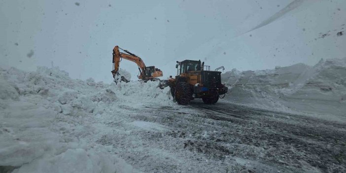Bahçesaray yolundaki çalışma kar yağışı altında devam ediyor