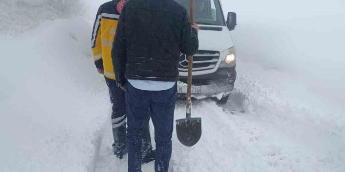 İlkbaharda kar şaşkınlığı, Uzungeçit yolu ulaşıma kapandı