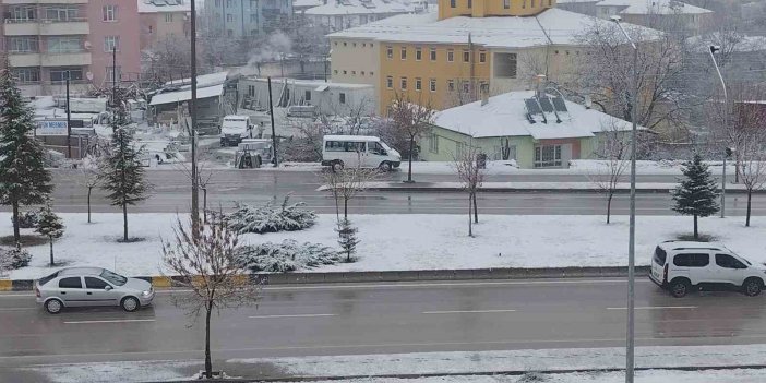 Erciş’te nisan ayında kar yağışı etkili oldu