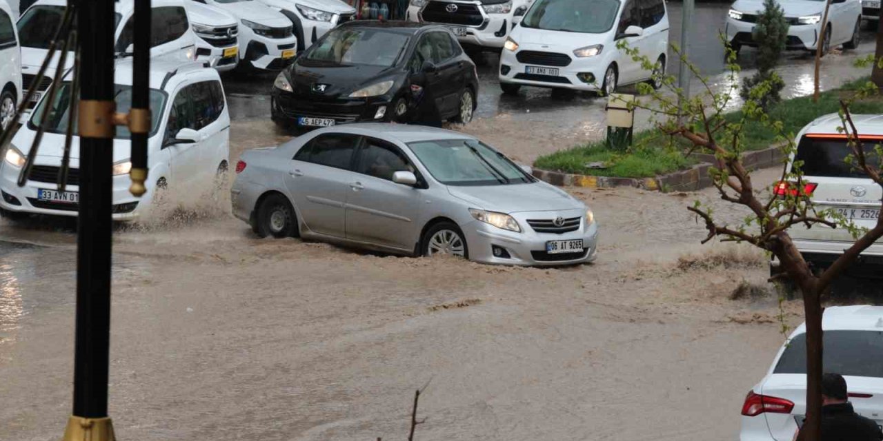 Cizre’de sağanak yağış cadde ve sokakları göle çevirdi