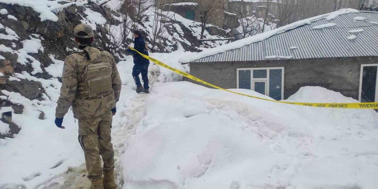 Çatak’ta toprak kayması: 2 katlı ev hasar gördü