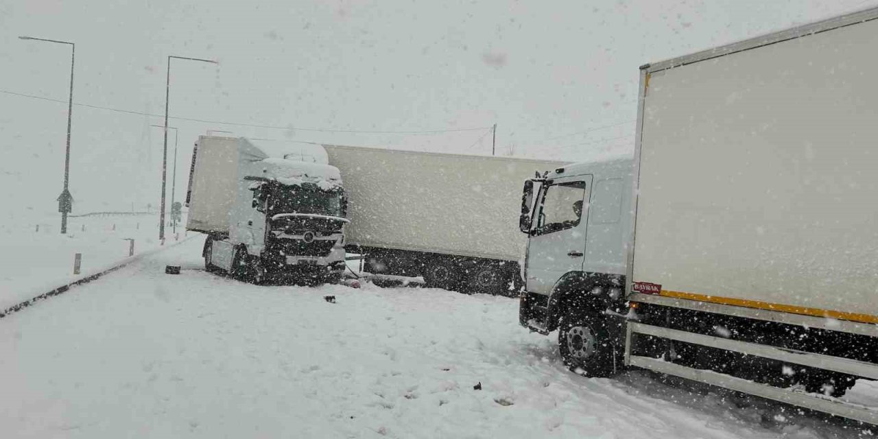 Bitlis’te 4 tır ve 2 otomobil çarpıştı: 5 yaralı