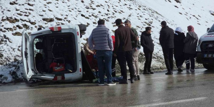 Van-Hakkari kara yolunda kamyonet devrildi: 1 kişi yaralandı