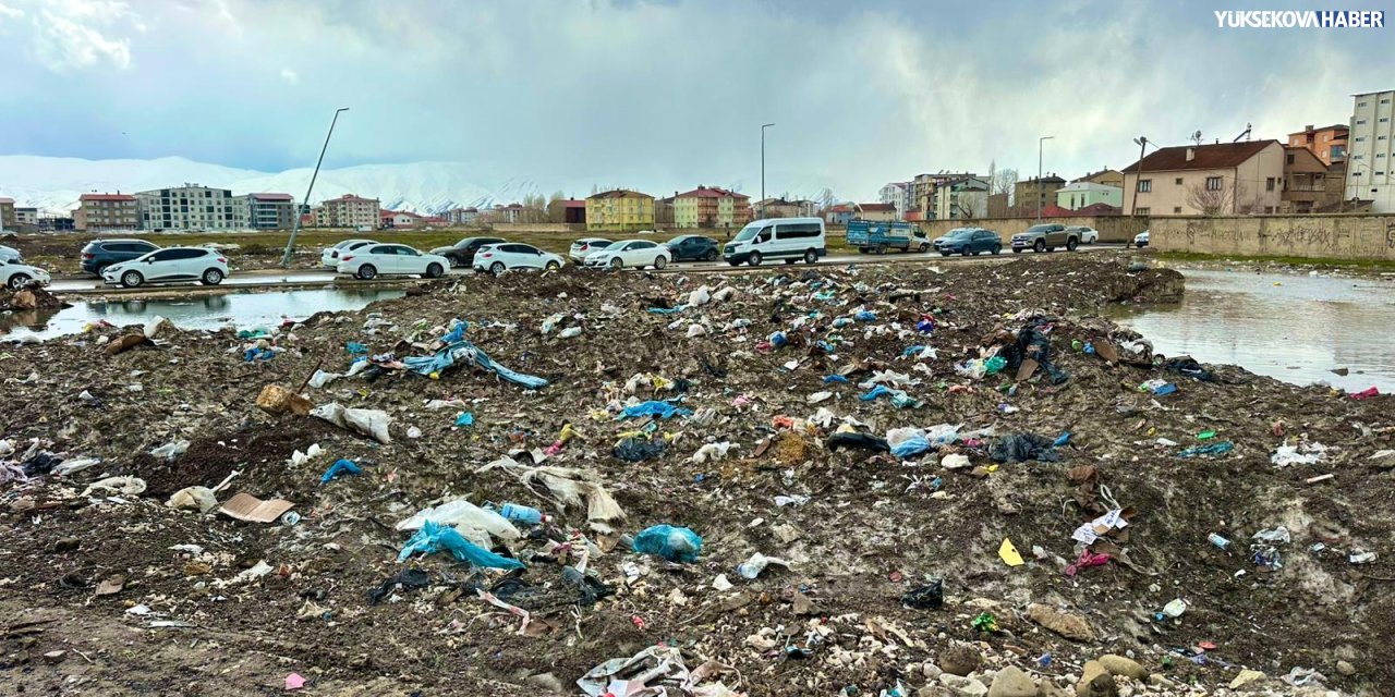 Yüksekova’da karların erimesiyle ortaya çıkan atıklar tepki çekti