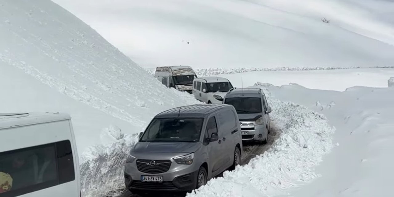 Bahçesaray-Hizan karayoluna çığ düştü: Yol yaklaşık 4 saat kapalı kaldı