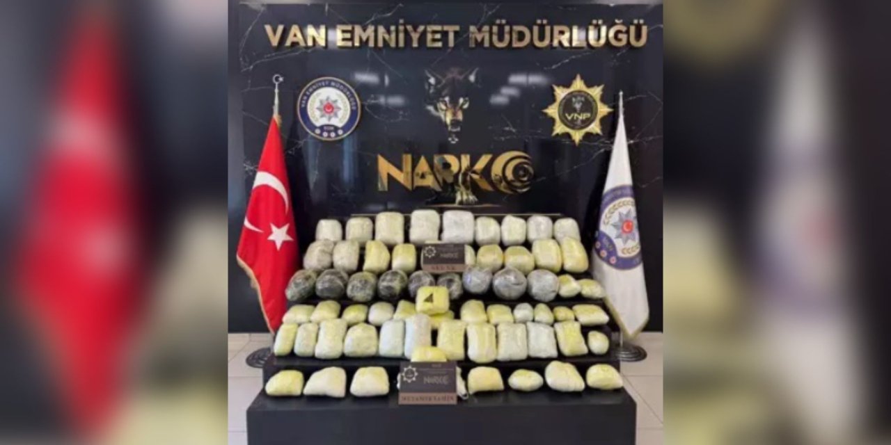 Gevaş'ta kamyonda 74 kilo uyuşturucu ele geçirildi: 2 gözaltı