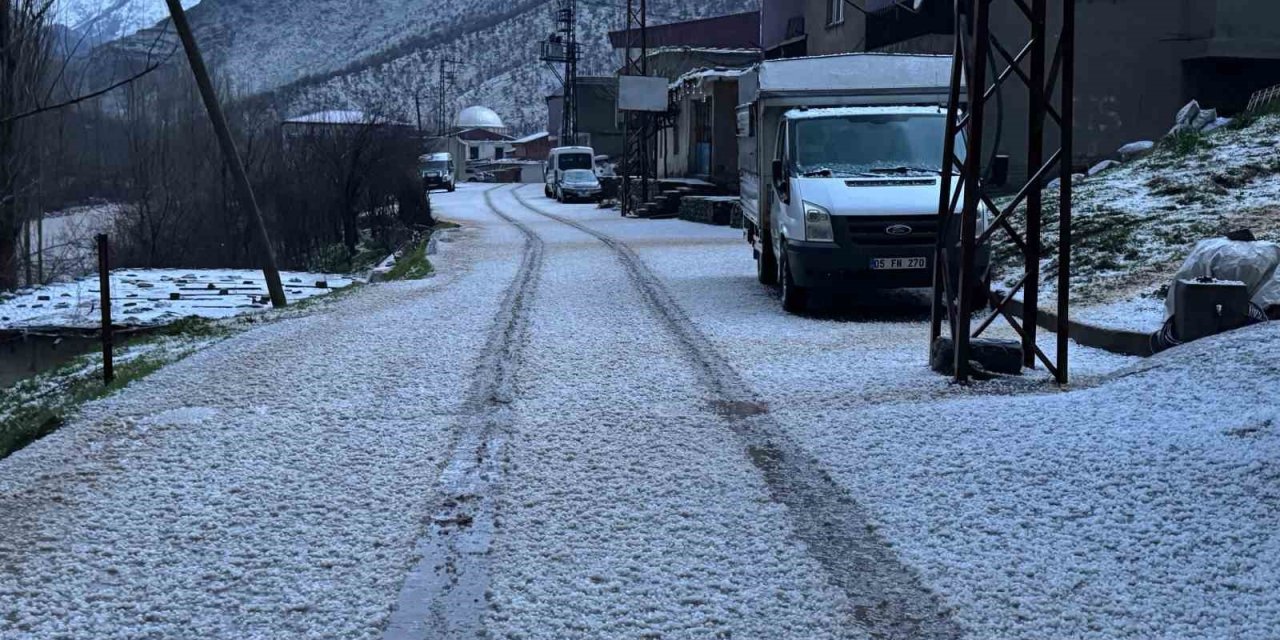 Beytüşşebap’ta dolu yağışı her yeri beyaza bürüdü