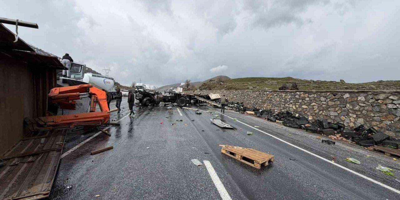 Bitlis-Van karayolunda iş makinesi ile tır çarpıştı: 1’i ağır 3 yaralı