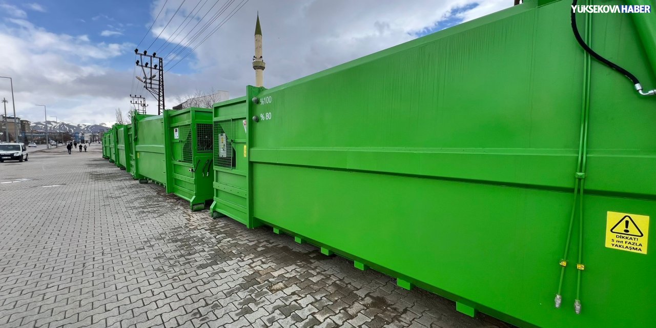 Yüksekova’ya yeni çöp konteynerleri ulaştı