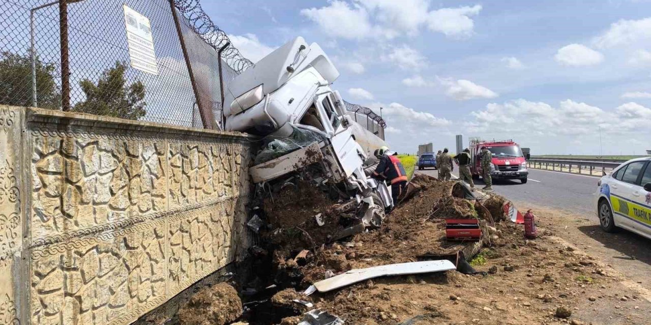 Mardin’de kontrolden çıkan yakıt tankerinin sürücüsü yaralandı