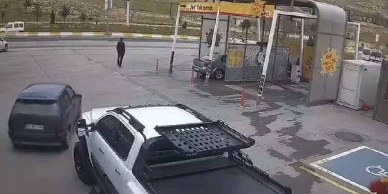 Sürücüsünün el frenini çekmeyi unuttuğu otomobil anayola çıktı