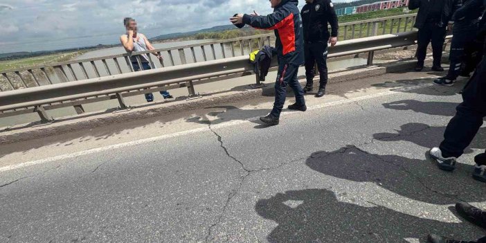 Köprüden atlamak isteyen şahıs AFAD ve polis tarafından ikna edilerek kurtarıldı