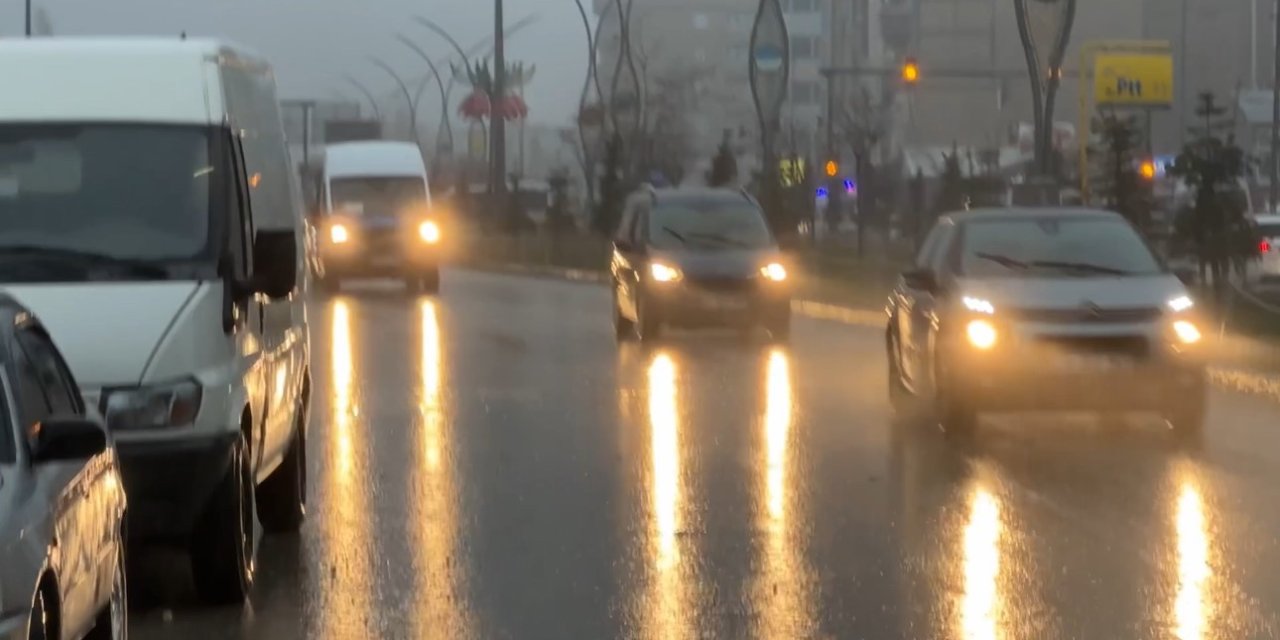 Yüksekova’da sağanak yağış etkili oldu