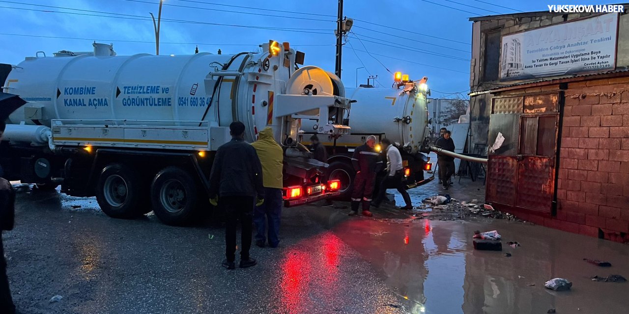 Yüksekova’da iş yerlerini su bastı