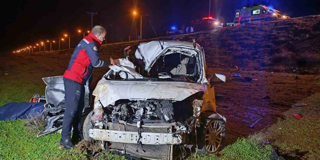 Cizre’de hafif ticari araç şarampole yuvarlandı: 1 ölü, 1 ağır yaralı