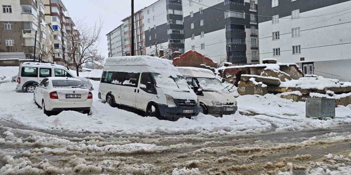 Bitlis’te kar yağışı nedeniyle 82 köy yolu ulaşıma kapandı