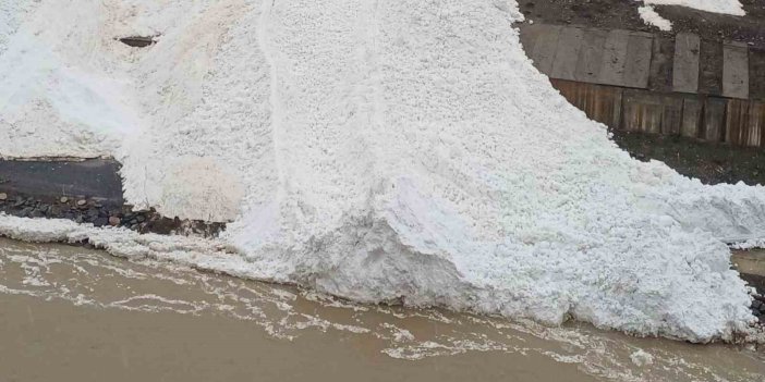 Sümbül Dağı’ndan kopan çığ Zap Suyu yatağına indi