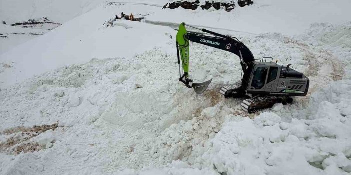 Şırnak’ta çığ düşen yolu açmak için ekipler seferber oluyor