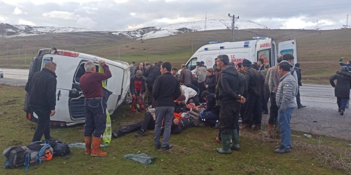 Van- Bitlis kara yolunda dağcıları taşıyan minibüs takla attı; 13 yaralı