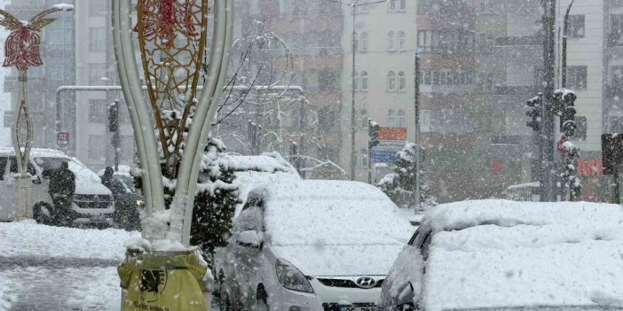 Hakkari’de 60 yerleşim yerinin yolu kapandı