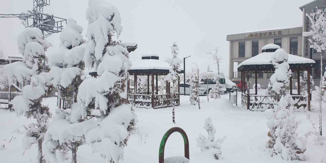 Başkale’de kar yağışı