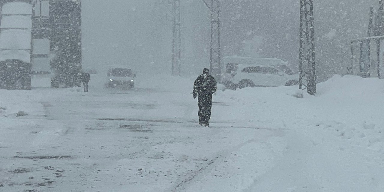 Yüksekova’da 3 köy ve 17 mezra yolu ulaşıma kapandı